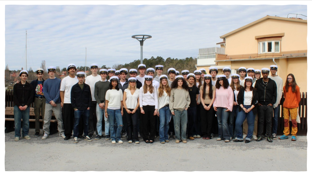 Terminales, casquettes sur la tête et visages rayonnants